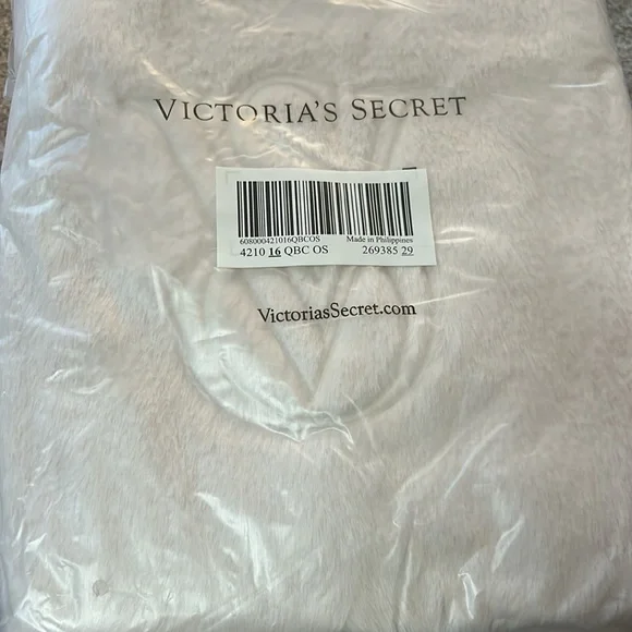 VICTORIA SECRET FAUX FUR TOTE,COZY FLEECE BLANKET,T-JAMA  WITH PINK STRIPE - Picture 12 of 12